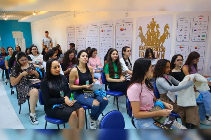 Bailarinos da Promatur conhecem estrutura do Teatro Bolshoi no Brasil