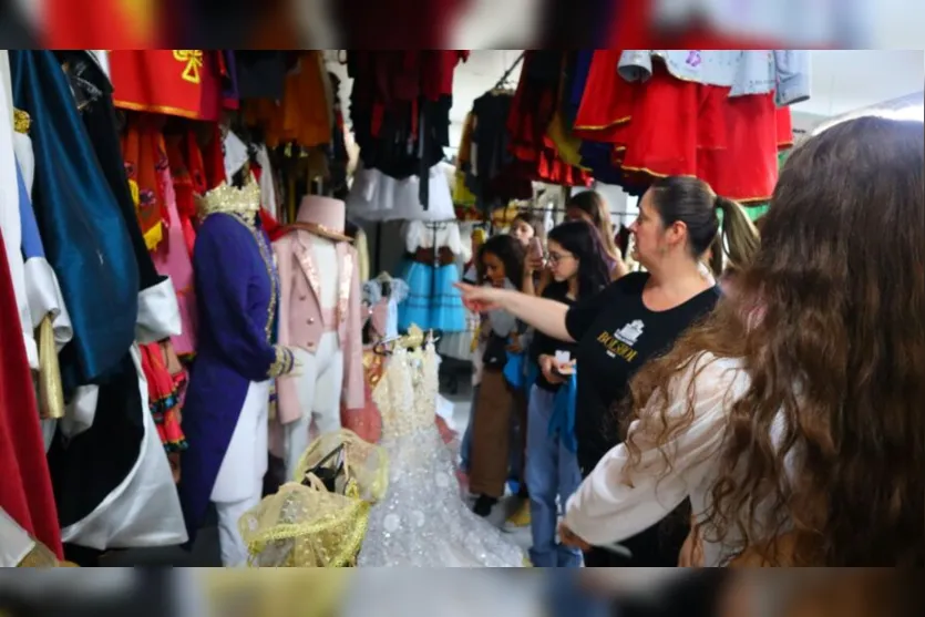 Bailarinos da Promatur conhecem estrutura do Teatro Bolshoi no Brasil