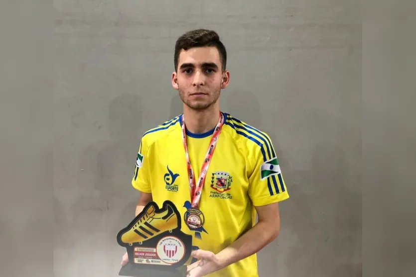  Breno Panatto com o prêmio de melhor jogador do campeonato 