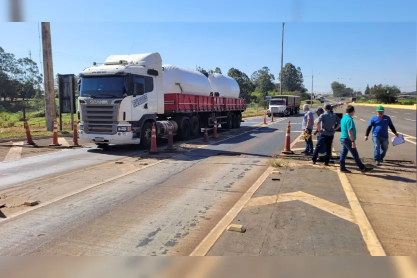  Buracos estão presentes na pista lateral de passagem dos veículos 