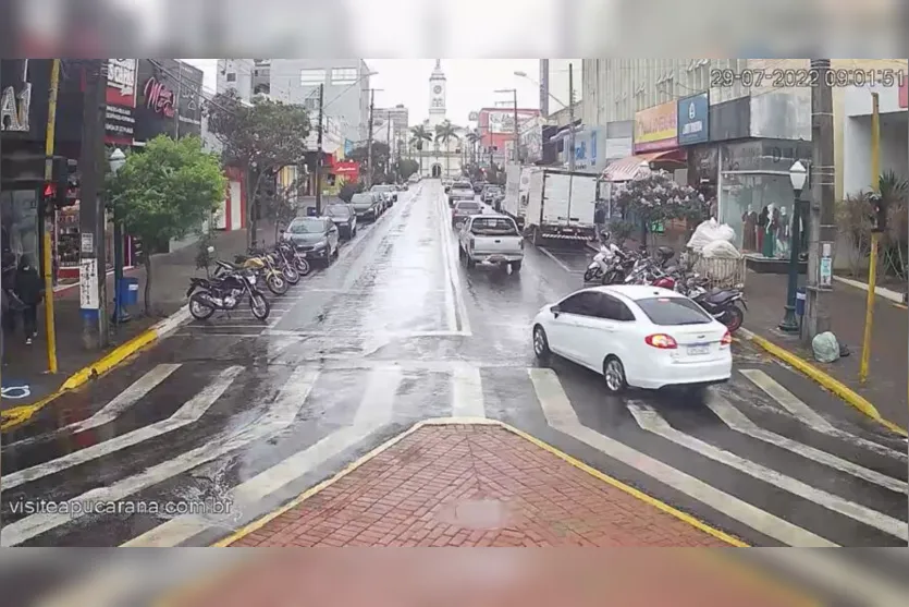  Câmeras do site Visite Apucarana, que transmitem ao vivo diversos pontos da cidade, mostram que a rua está molhada 