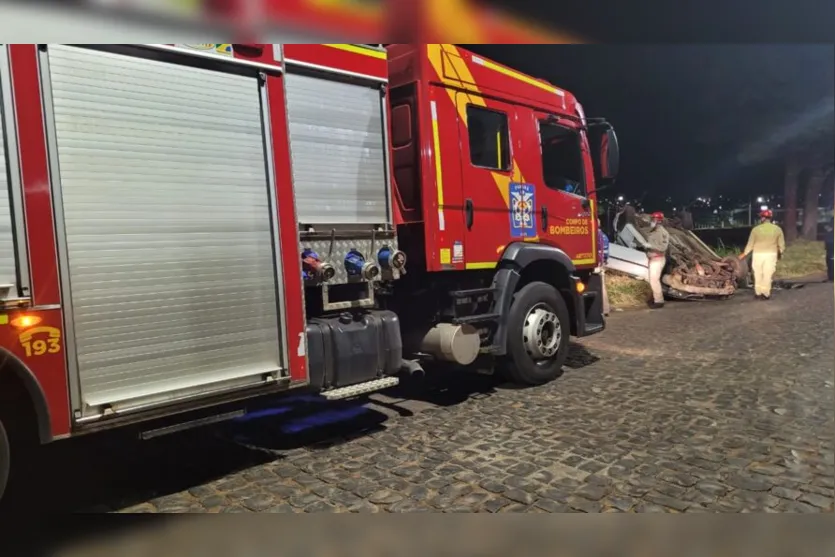  Caminhão dos Bombeiros foi ao local devido o capotamento 