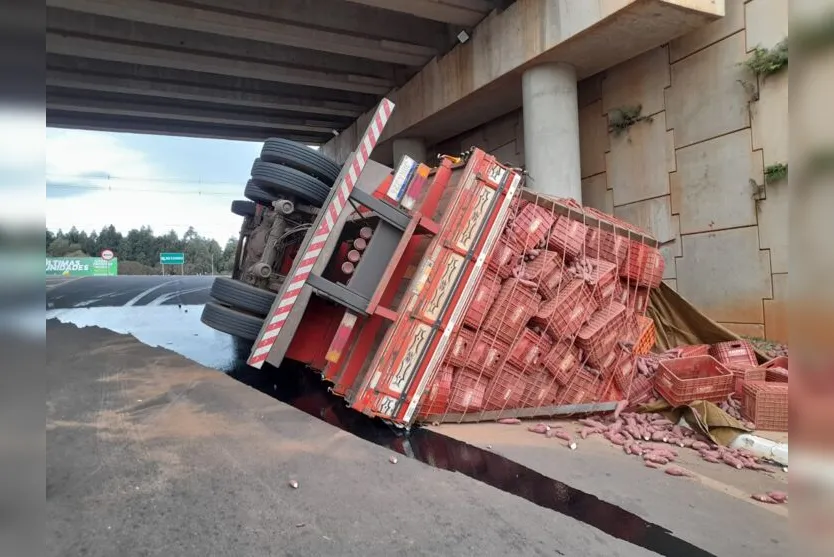  Caminhão estava carregado de batata-doce e parte da carga ficou espalhada pela pista 