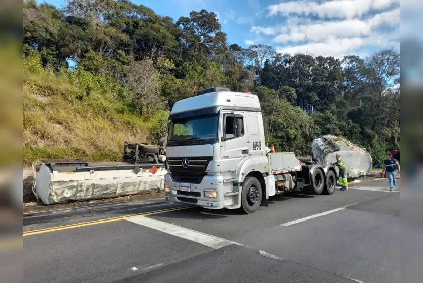 Caminhão-tanque carregado de etanol tomba na BR-376