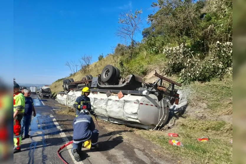 Caminhão-tanque carregado de etanol tomba na BR-376