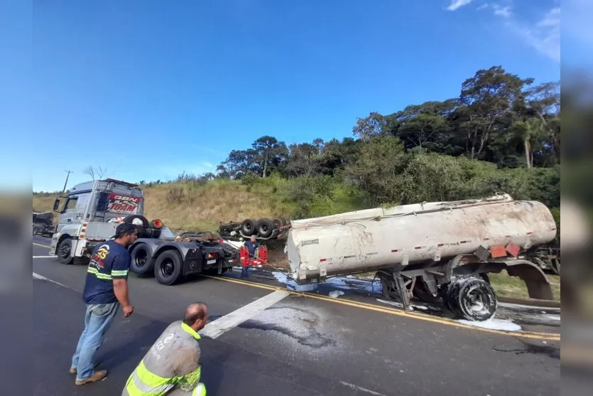 Caminhão-tanque carregado de etanol tomba na BR-376