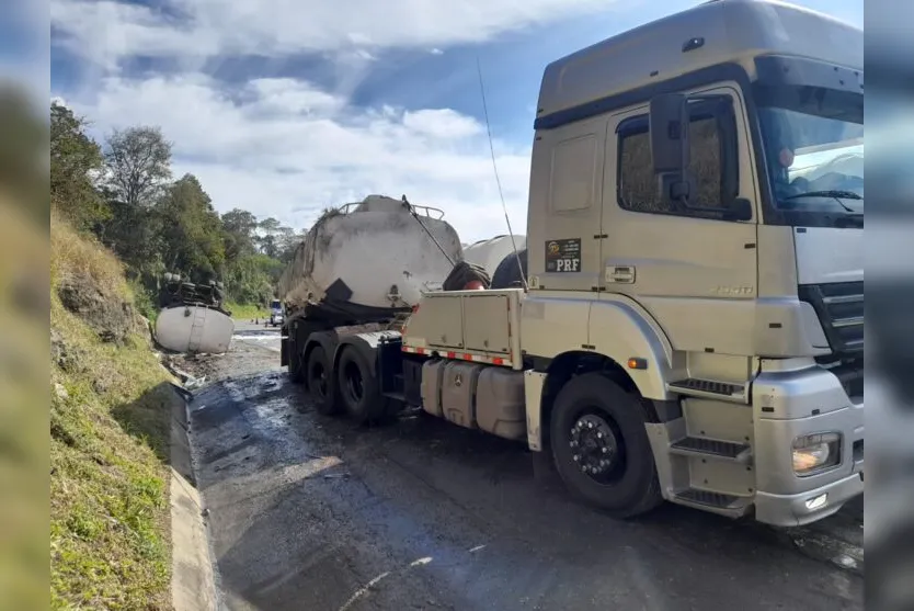 Caminhão-tanque carregado de etanol tomba na BR-376