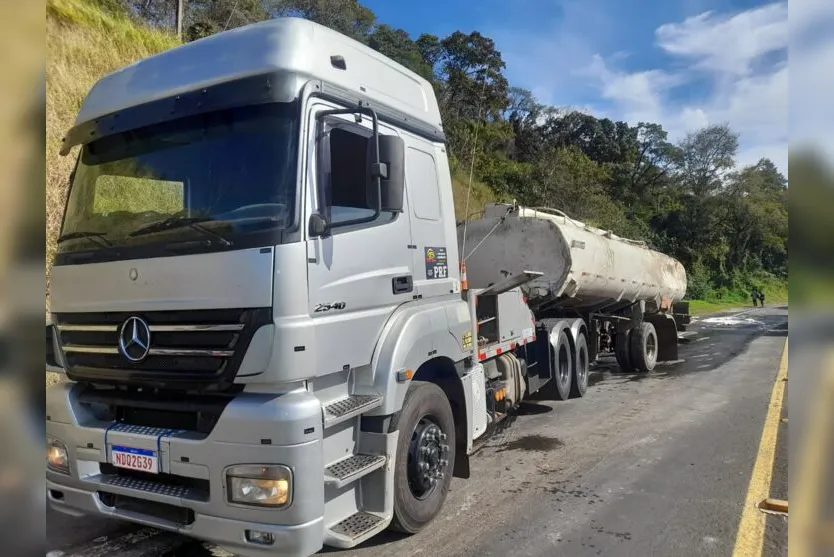 Caminhão-tanque carregado de etanol tomba na BR-376