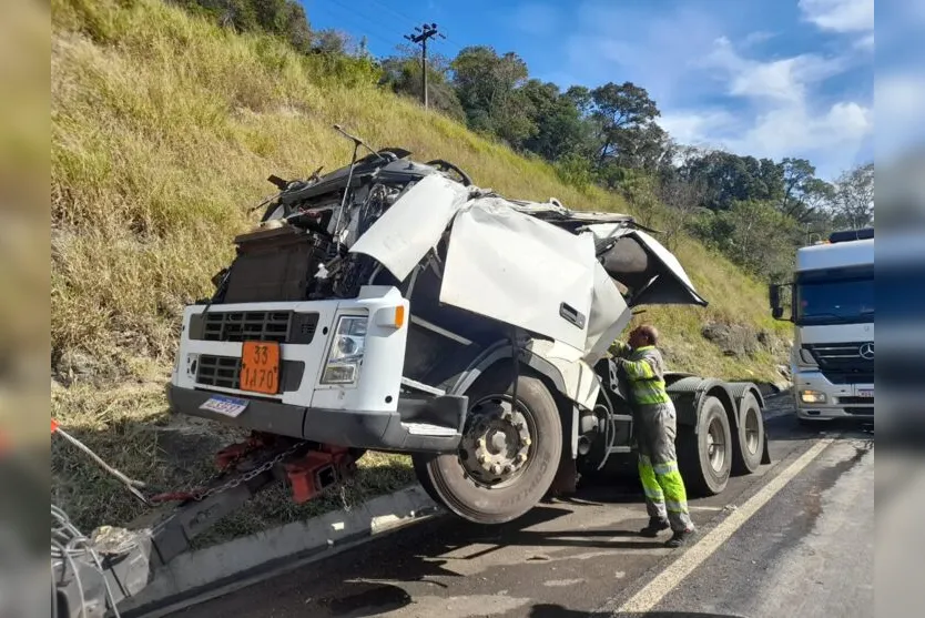 Caminhão-tanque carregado de etanol tomba na BR-376