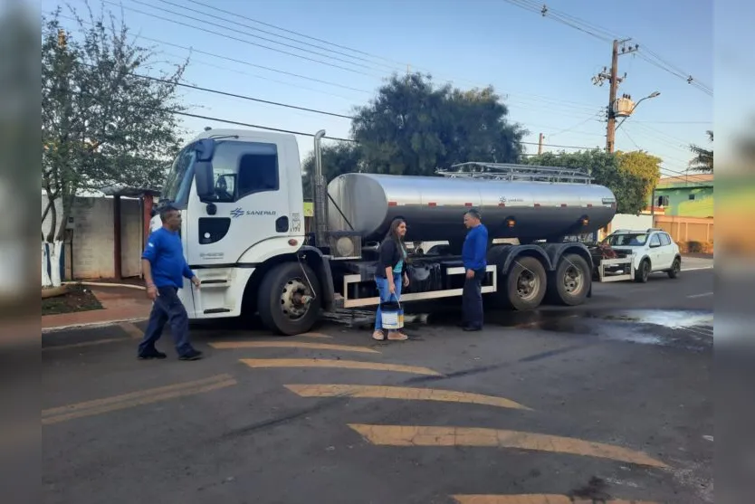 Caminhões-pipa abastecem Mauá da Serra após colapso em poço; Entenda