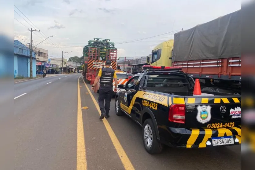 Carreta-cegonha atinge fiação na Minas Gerais e prejudica trânsito