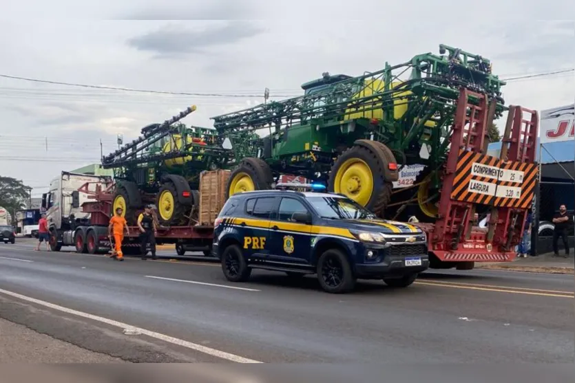 Carreta-cegonha atinge fiação na Minas Gerais e prejudica trânsito