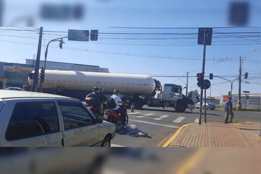 Carreta quebra e prejudica trânsito na Avenida Minas Gerais