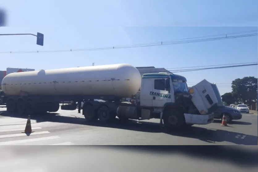 Carreta quebra e prejudica trânsito na Avenida Minas Gerais