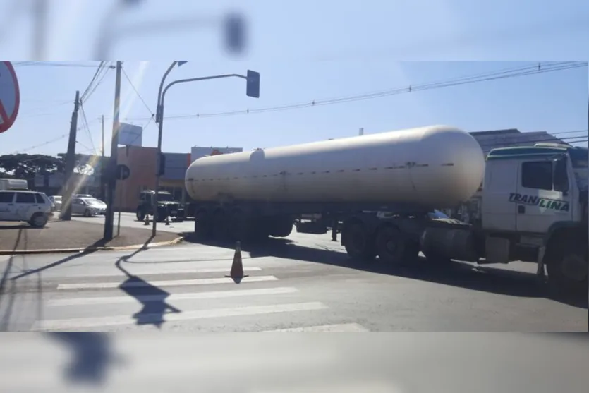 Carreta quebra e prejudica trânsito na Avenida Minas Gerais