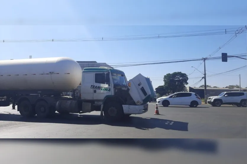 Carreta quebra e prejudica trânsito na Avenida Minas Gerais