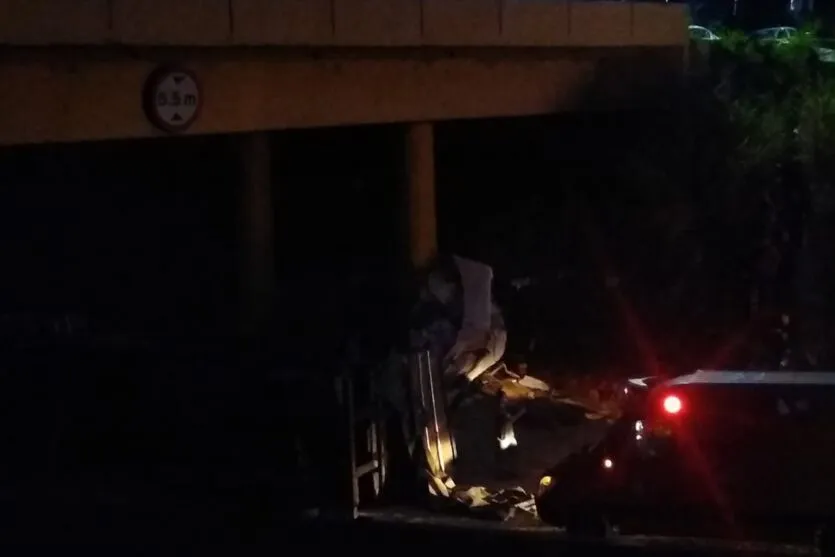 Carreta se envolve em acidente no contorno norte de Rolândia