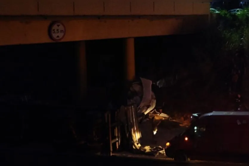 Carreta se envolve em acidente no contorno norte de Rolândia