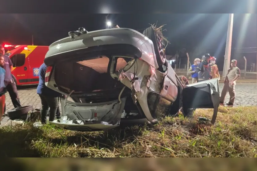  Carro cruzou a pista e foi parar na marginal 