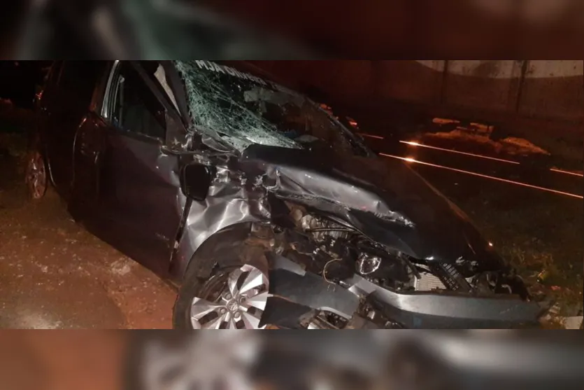 Carro foi atingido pelo trem por volta das 20h desta terça-feira 