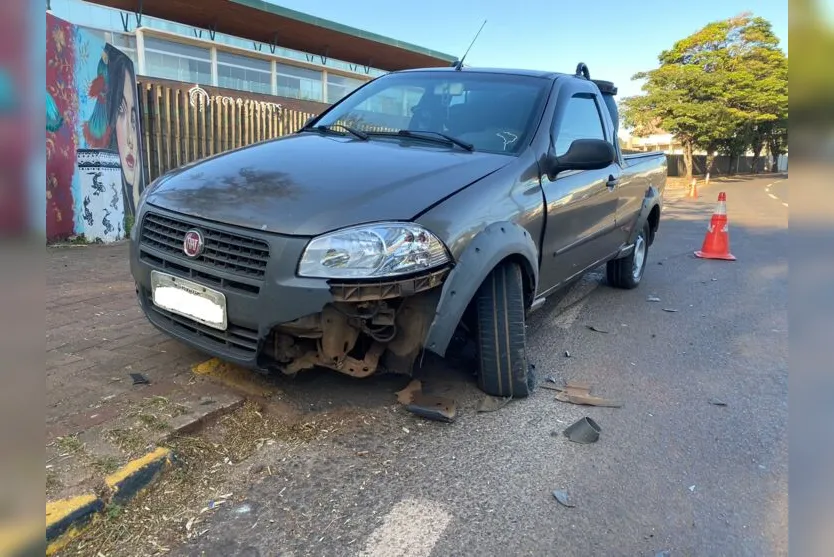 Colisão entre três veículos deixa motociclista ferido