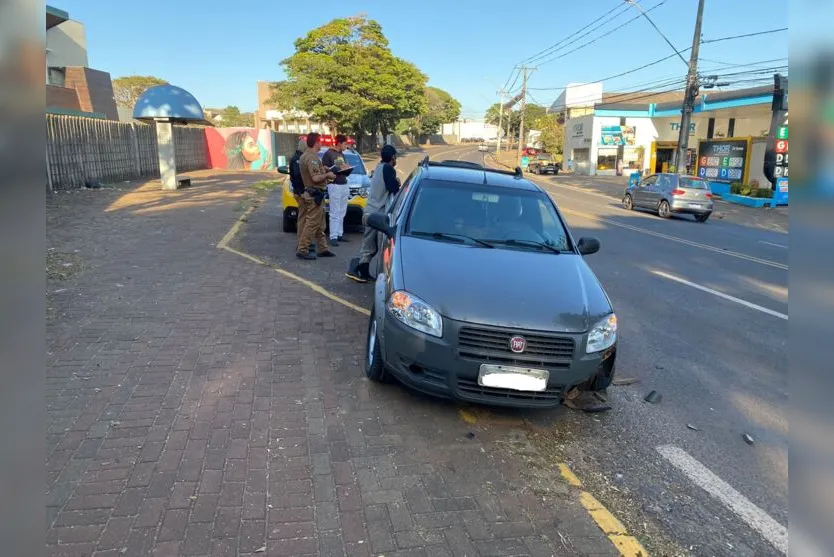 Colisão entre três veículos deixa motociclista ferido