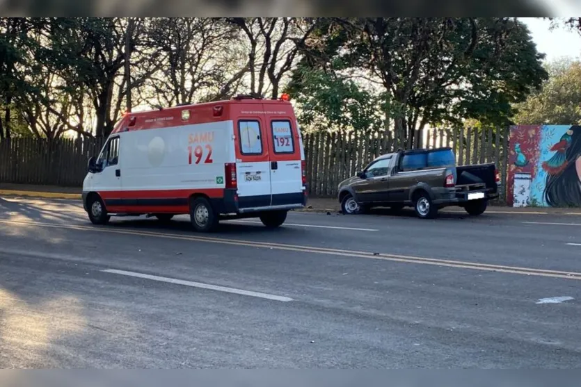Colisão entre três veículos deixa motociclista ferido