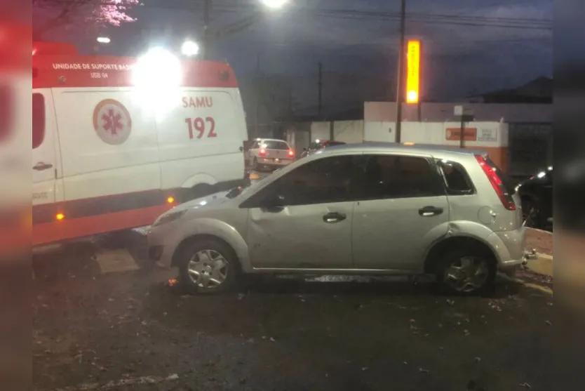 Colisão entre veículos provoca capotamento em Arapongas