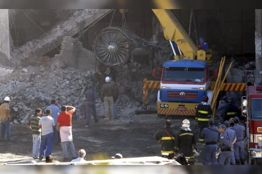  Com o choque, o avião acabou explodindo e pegando fogo 