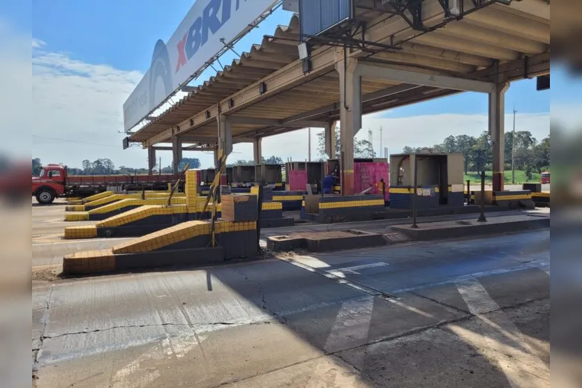  Como tentativa de conter a ação de vândalos e furtos, tapumes começaram a ser instalados 