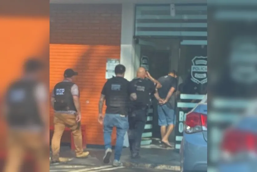  Conforme a polícia, uma arma e drogas também foram apreendidas 