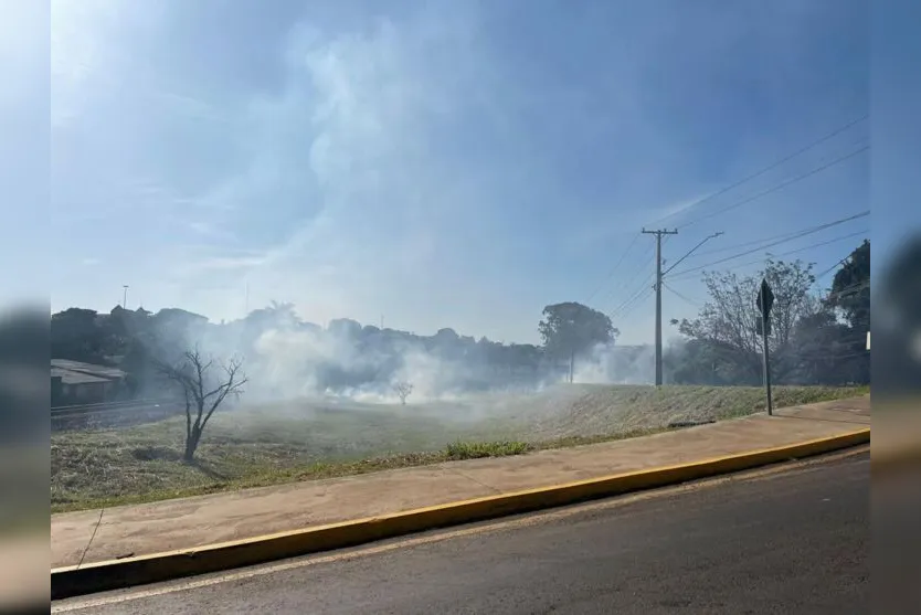  Conforme o Corpo de Bombeiros, pelo menos um incêndio florestal é registrado por dia em Apucarana nesta época 