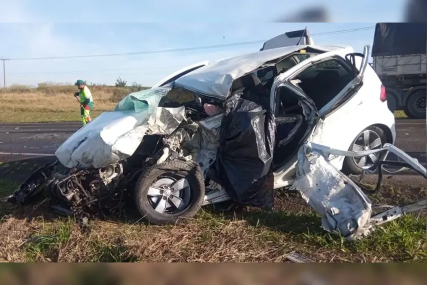  Dois adultos que estavam no carro morreram no local do acidente 