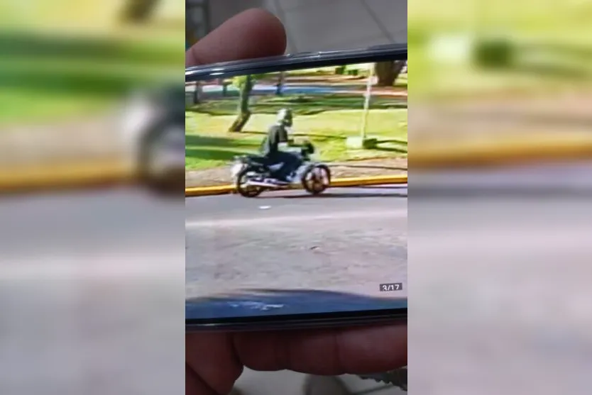  Ele anda pela calçada olhando as motos que estavam estacionadas 