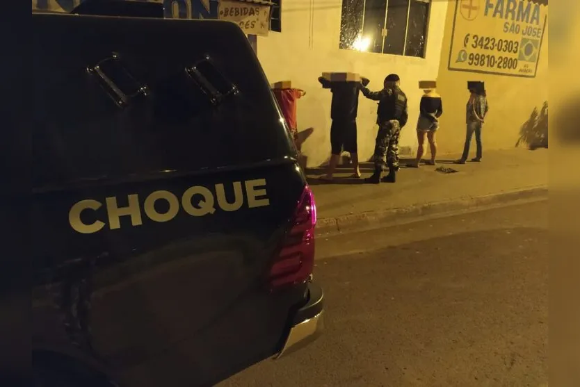 Em conjunto com os policiais locais, as equipes CHOQUE realizam abordagens 