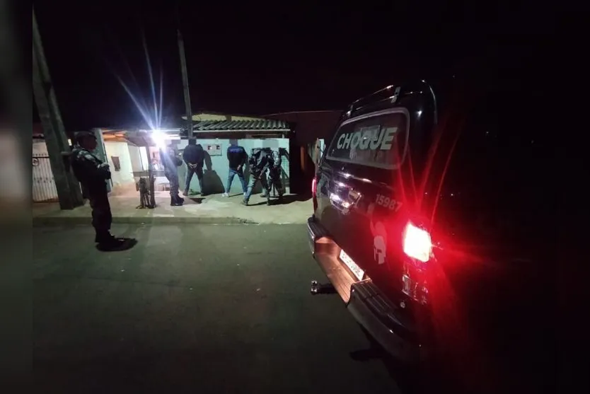  Em conjunto com os policiais locais, as equipes CHOQUE realizam abordagens 