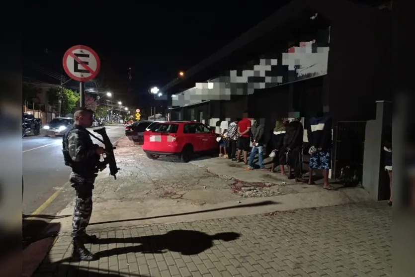  Em conjunto com os policiais locais, as equipes CHOQUE realizam abordagens 