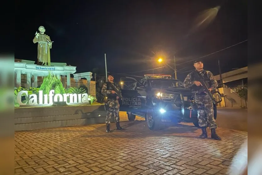  Em conjunto com os policiais locais, as equipes CHOQUE realizam abordagens 