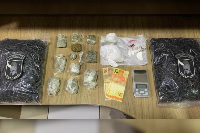  Em conjunto com os policiais locais, as equipes CHOQUE realizam abordagens 