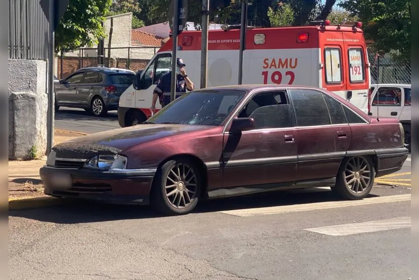 Entregador tem fratura na perna em acidente no centro de Apucarana