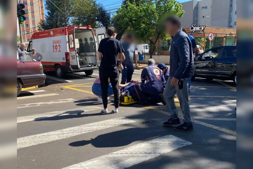 Entregador tem fratura na perna em acidente no centro de Apucarana