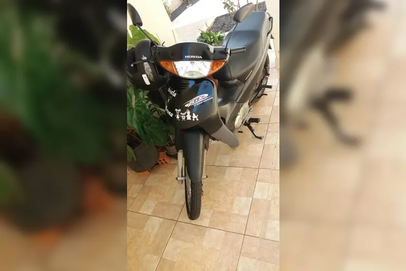  Honda Biz estava estacionada em frente à secretaria da escola, na Rua Ave Lira 