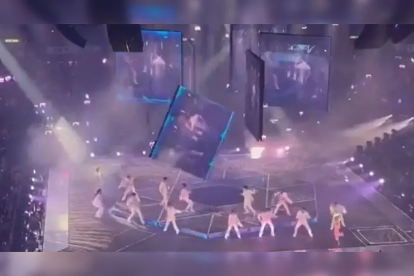  Imagens do momento em que o telão cai sobre a boyband Mirror 