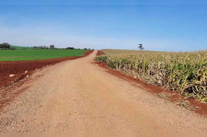 Ivaiporã readequa estrada entre divisa do Arapuã e Salto do Bulha 
e