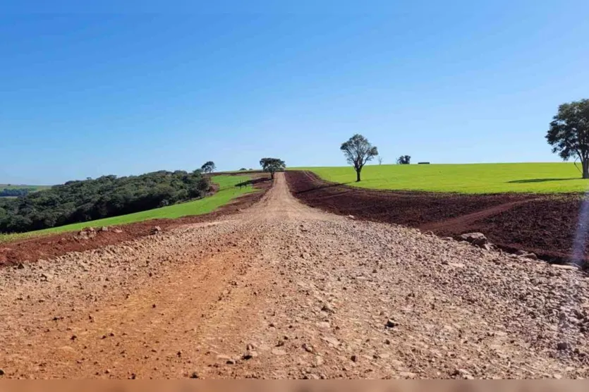 Ivaiporã readequa estrada entre divisa do Arapuã e Salto do Bulha 
e