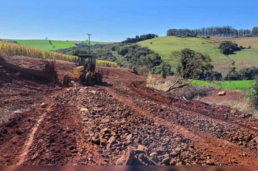 Ivaiporã readequa estrada entre divisa do Arapuã e Salto do Bulha 
e