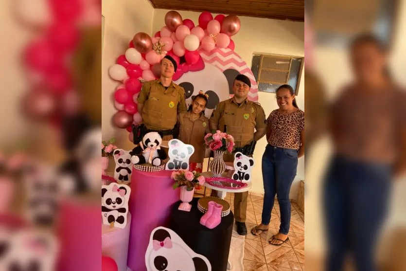  Maria Heloísa, com a mamãe Ana Paula e os policias do destacamento de Kaloré 