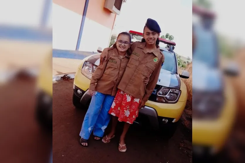  Maria Heloisa (dir), de 10 anos, é fã da Policia Militar e fez muitas fotos em sua festa 