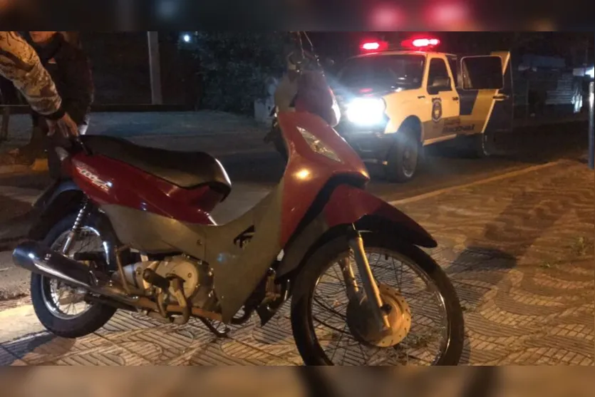  Motocicleta envolvida no acidente, no centro de Apucarana 