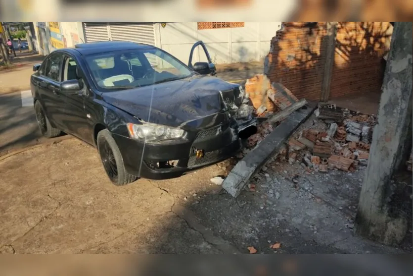 Motorista bate em muro de casa e abandona o veículo no local